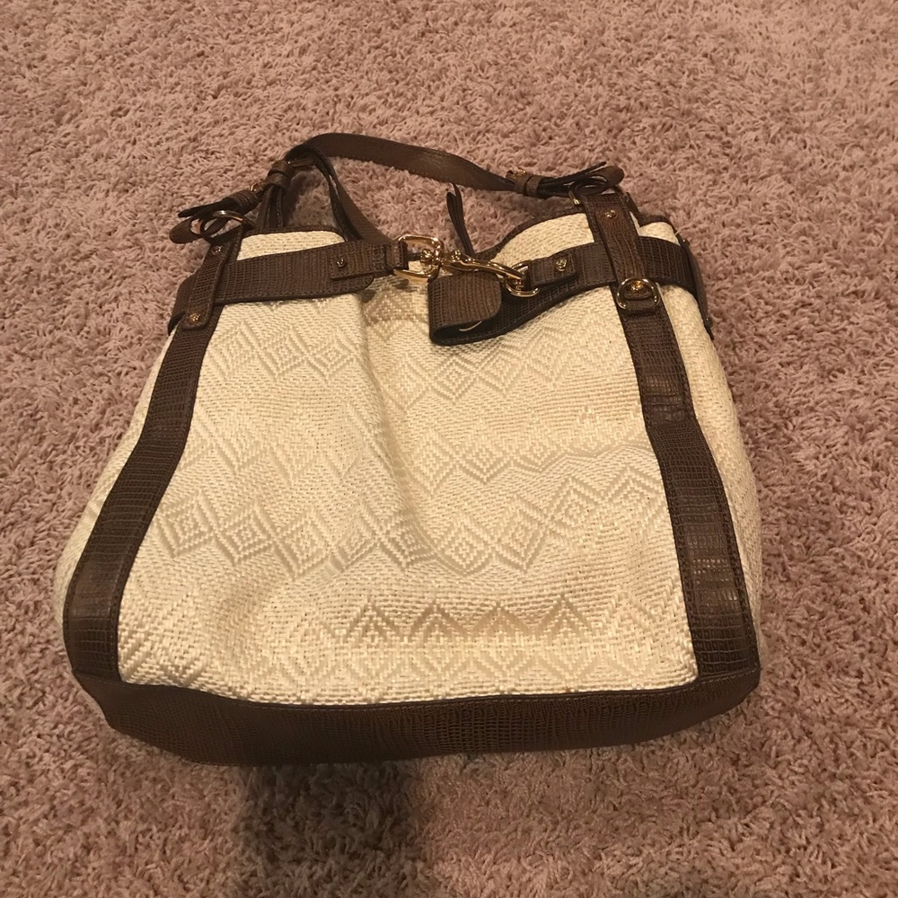 Shoulder bag in leather with metal closure
